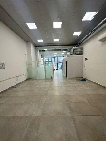 Tirane, jepet me qera ambjent biznesi Kati 0, 200 m² 2.000 € (Komuna e Parisit)