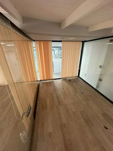 Tirane, jepet me qera ambjent biznesi Kati 0, 200 m² 2.000 € (Komuna e Parisit)
