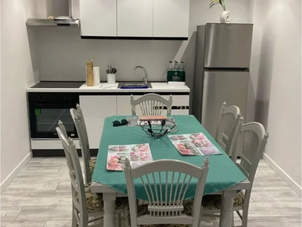 Tirane, jepet me qera apartament 2+1 Kati 1, 100 m² 1.300 € (Islam Alla)