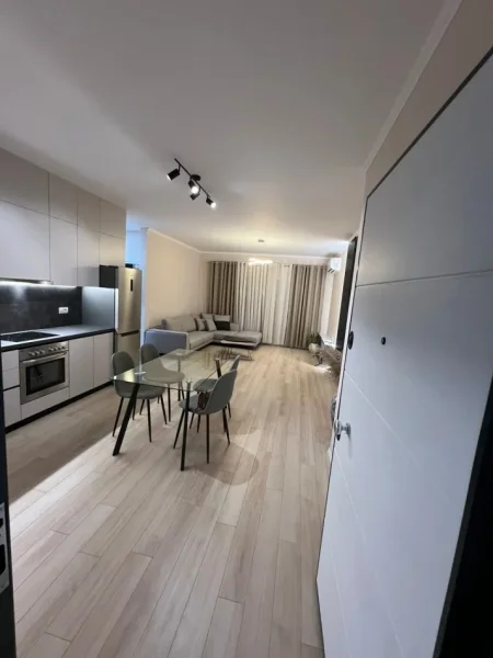 Tirane, jepet me qera apartament 1+1+Ballkon , 78 m² 600 € (Emerald Center)