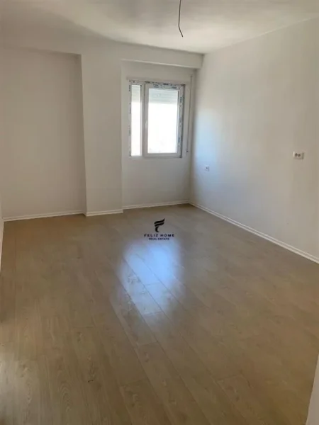 Tirane, jepet me qera zyre Kati 6, 75 m² 500 € (ALI DEMI)