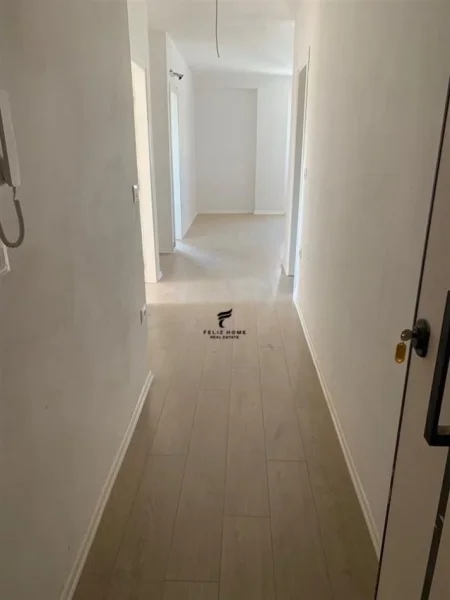 Tirane, jepet me qera zyre Kati 6, 75 m² 500 € (ALI DEMI)