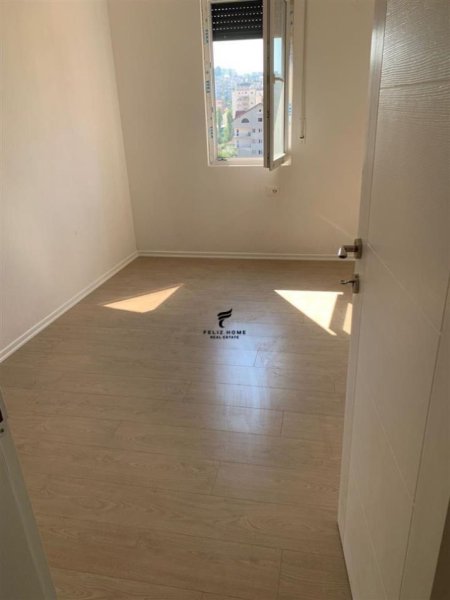 Tirane, jepet me qera zyre Kati 6, 75 m² 500 € (ALI DEMI)