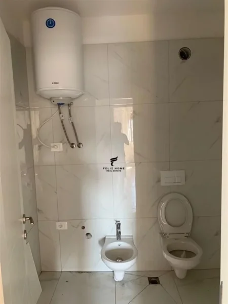 Tirane, jepet me qera zyre Kati 6, 75 m² 500 € (ALI DEMI)