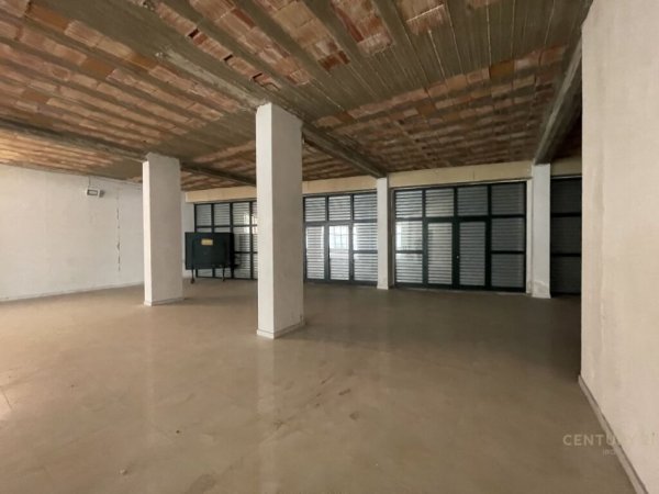 Tirane, jepet me qera ambjent biznesi Kati 3, 1.500 m² 15.000 € (Komuna e Parisit)
