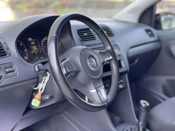 Tirane, shes makine VW POLO Nafte, blu e errët manuale Kondicioner 206.000 km 5.600 €