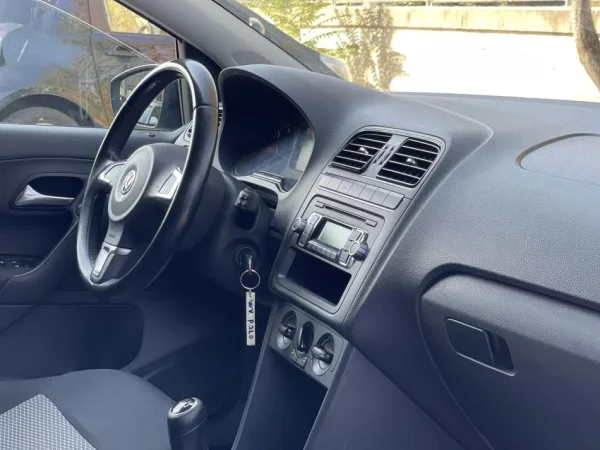 Tirane, shes makine VW POLO Nafte, blu e errët manuale Kondicioner 206.000 km 5.600 €