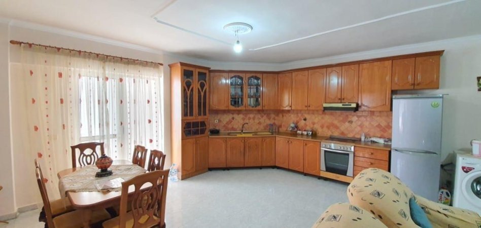Tirane, jepet me qera apartament 2+1+Ballkon Kati 5, 80 m² 500 € (LAPRAKE)