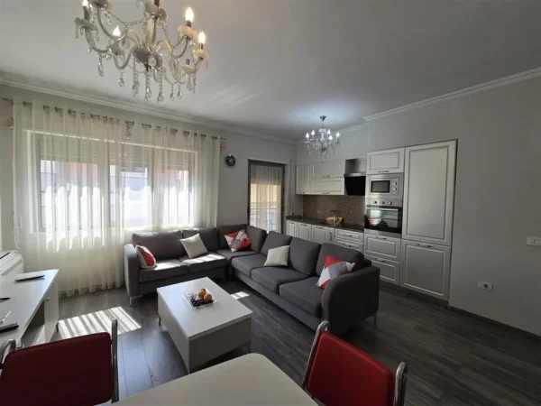 Tirane, jepet me qera apartament 3+1 Kati 7, 140 m² 1.100 € (Delijorgji)