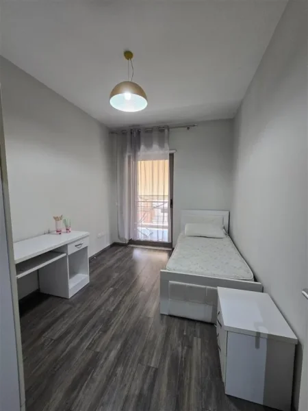 Tirane, jepet me qera apartament 3+1 Kati 7, 140 m² 1.100 € (Delijorgji)