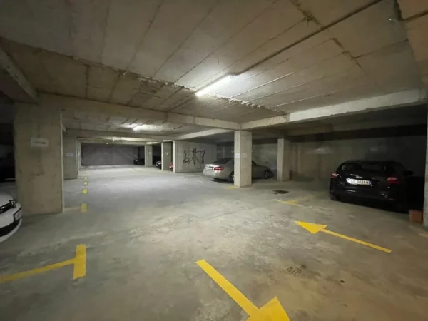 Tirane, shiten poste parkimi ,  Kati -2, 15,000Euro/posti tek Tirana Golden Park-(spitali Amerikan 3)