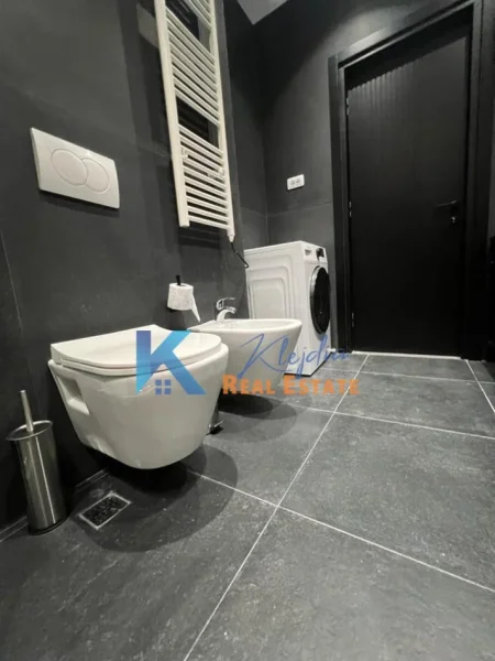 Tirane, jepet me qera apartament 2+1 Kati 4, 64 m² 1.500 € (Rruga e Barrikadave, afer shkolles Lidhja e Prizrenit)