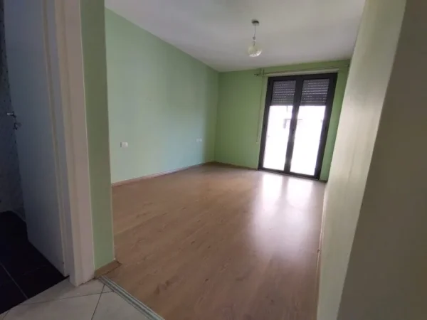 Tirane, jepet me qera apartament 2+1+Ballkon Kati 3, 75 m² 550 € (DON BOSKO)