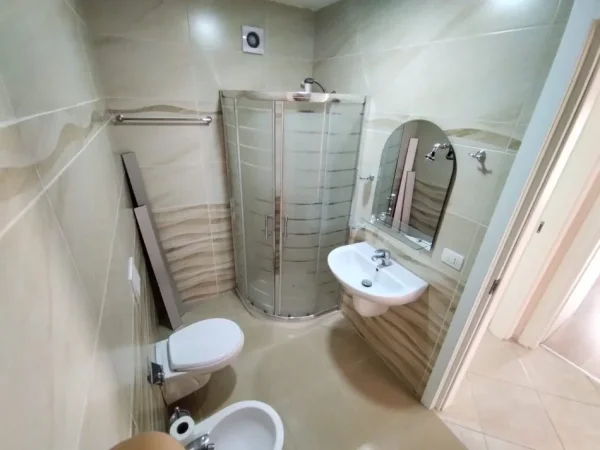 Tirane, jepet me qera apartament 2+1+Ballkon Kati 3, 75 m² 550 € (DON BOSKO)