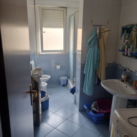 Tirane, jepet me qera apartament 1+1+Ballkon Kati 4, 69 m² 400 € (KOMUNA E PARISIT)