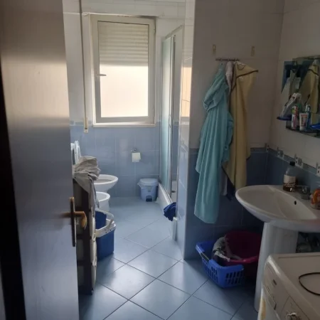 Tirane, jepet me qera apartament 1+1+Ballkon Kati 4, 69 m² 400 € (KOMUNA E PARISIT)