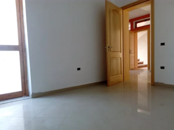 Tirane, Super Okazion! Shitet Ndërtes me 3-kate banim, ideale për 2-familje punime & materiale mjaft cilësore, sip.ndërtuar 420m², Cmim 1200 €/m², në rr.Fuat Toptani / Ejup Kastrati, mbi Vilat Gjermane Tirane