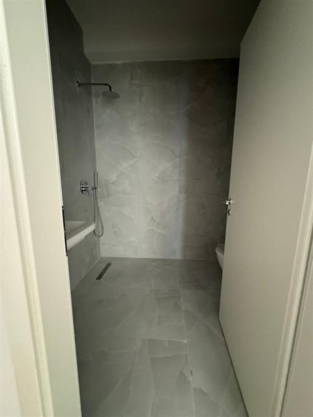Tirane, jepet me qera apartament 2+1 Kati 7, 85 m² 350 € (Ali Demi)