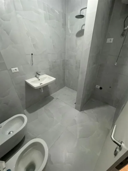 Tirane, jepet me qera apartament 2+1 Kati 7, 85 m² 350 € (Ali Demi)