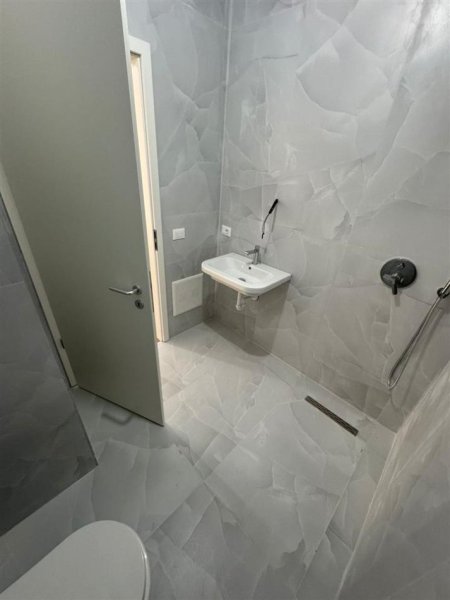 Tirane, jepet me qera apartament 2+1 Kati 7, 85 m² 350 € (Ali Demi)