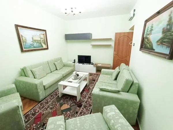 Tirane, jepet me qera apartament 2+1+Ballkon Kati 2, 90 m² 650 € (BLLOKU)