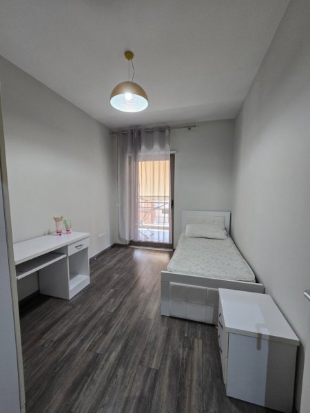 Tirane, jepet me qera apartament 3+1 Kati 7, 140 m² 1.100 € (Delijorgji)