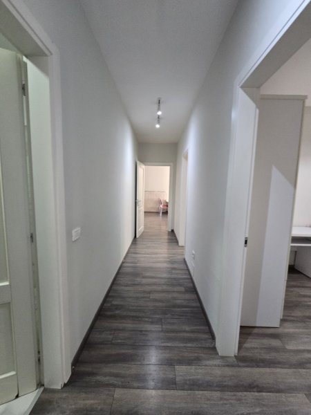 Tirane, jepet me qera apartament 3+1 Kati 7, 140 m² 1.100 € (Delijorgji)