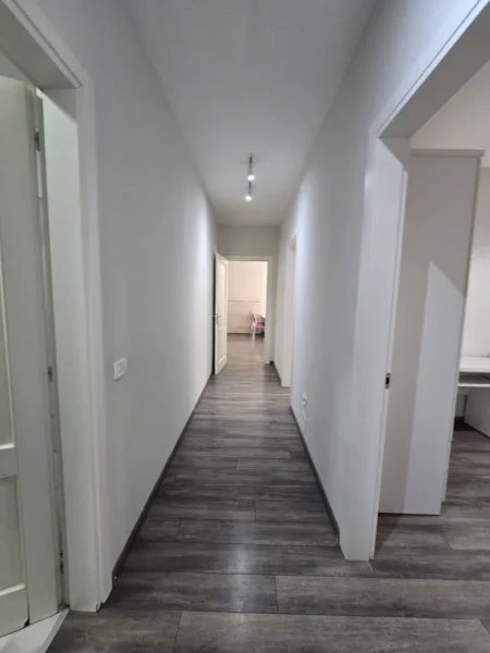 Tirane, jepet me qera apartament 3+1 Kati 7, 140 m² 1.100 € (Delijorgji)