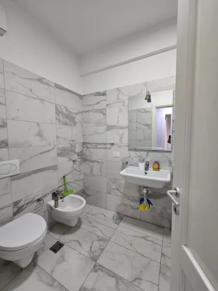 Tirane, jepet me qera apartament 3+1 Kati 7, 140 m² 1.100 € (Delijorgji)