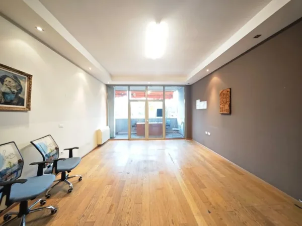 Tirane, Zyre me qira  Kati 4, 132 m² 1.800 €  bruto ( Garda)