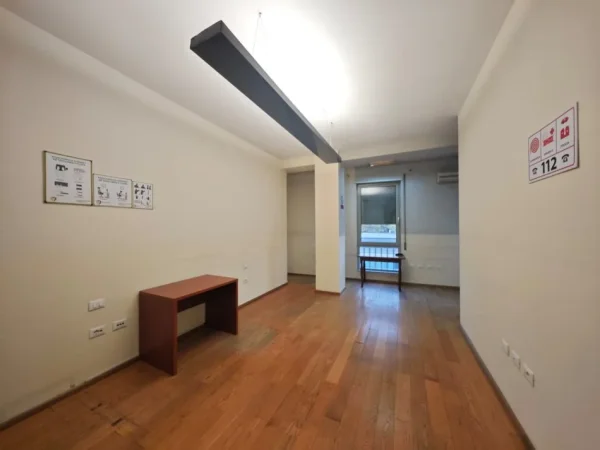 Tirane, Zyre me qira  Kati 4, 132 m² 1.800 €  bruto ( Garda)