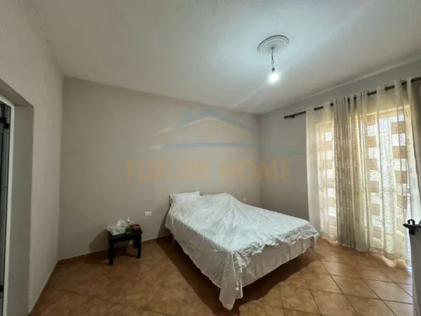 Tirane, jepet me qera apartament 2+1+Ballkon Kati 2, 180 m² 450 € (Unaza e Re)