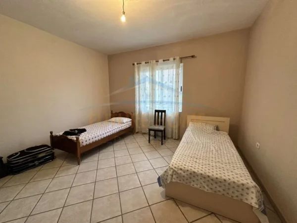 Tirane, jepet me qera apartament 2+1+Ballkon Kati 2, 180 m² 450 € (Unaza e Re)