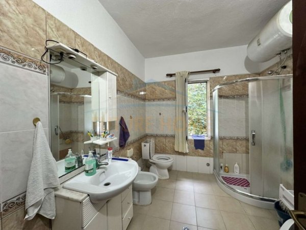 Tirane, jepet me qera apartament 2+1+Ballkon Kati 2, 180 m² 450 € (Unaza e Re)