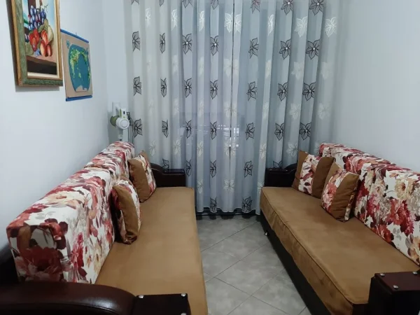 Tirane, shes komplet 2 divane tresh, 120 €