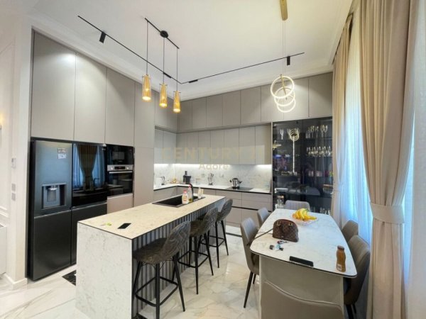 Tirane, shes apartament 3+1+2+ 2 POSTE PARKINGU , 164 m² 450.000 € (Kodra e Diellit)