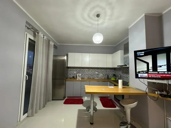 Tirane, jepet me qera apartament 2+1 Kati 8, 85 m² 500 € (Astir)