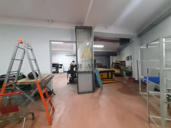 Tirane, shitet garazh Kati -1, 448 m² 240.000 € (Rruga Kastriotet)