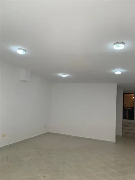 Tirane, jepet me qera ambjent biznesi Kati 0, 34 m² 300 € (Rruga Bogdaneve)