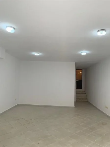 Tirane, jepet me qera ambjent biznesi Kati 0, 34 m² 300 € (Rruga Bogdaneve)