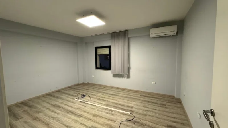 Tirane, jepet me qera zyre Kati 2, 145 m² 1.200 € (Bllok)