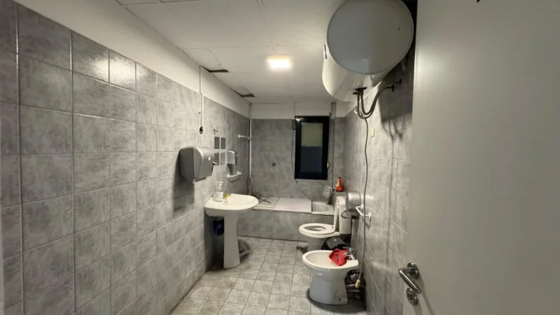 Tirane, jepet me qera zyre Kati 2, 145 m² 1.200 € (Bllok)