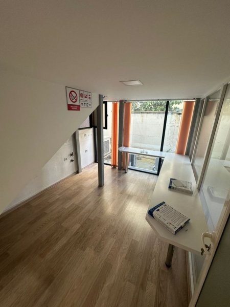 Tirane, jepet me qera ambjent biznesi Kati 0, 215 m² 2.000 € (Komuna e Parisit)