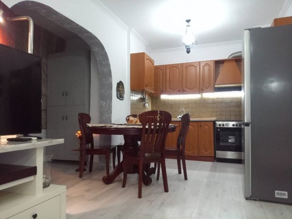 Tirane, jepet me qera apartament 2+1+Ballkon Kati 9, 75 m² 600 € (Rruga Medar Shtylla , Komuna Parisit)