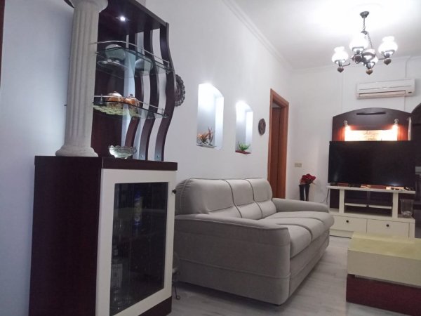 Tirane, jepet me qera apartament 2+1+Ballkon Kati 9, 75 m² 600 € (Rruga Medar Shtylla , Komuna Parisit)