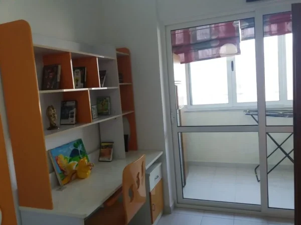 Tirane, jepet me qera apartament 2+1+Ballkon Kati 9, 75 m² 600 € (Rruga Medar Shtylla , Komuna Parisit)