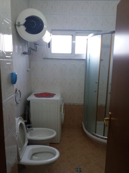 Tirane, jepet me qera apartament 2+1+Ballkon Kati 9, 75 m² 600 € (Rruga Medar Shtylla , Komuna Parisit)