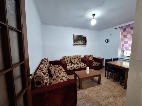 Tirane, jepet me qera apartament 2+1+Ballkon Kati 2, 80 m² 470 € (Rruga Mine Peza ,prane komisariatit nr 03)