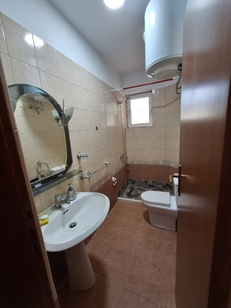 Tirane, jepet me qera apartament 2+1+Ballkon Kati 2, 80 m² 470 € (Rruga Mine Peza ,prane komisariatit nr 03)