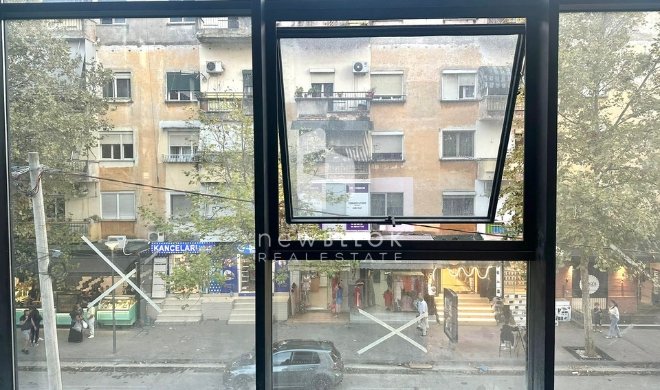 Me Qira: Ambient Biznesi  (151m2)| Buze Rruge - 📍Myslym Shyri , me Fasade Xhami & Pamje nga Rr. Kryesore ( 2000€/muaj Neto ) | K.2  📌 PERSHTATET NE BAZE KLIENTIT**